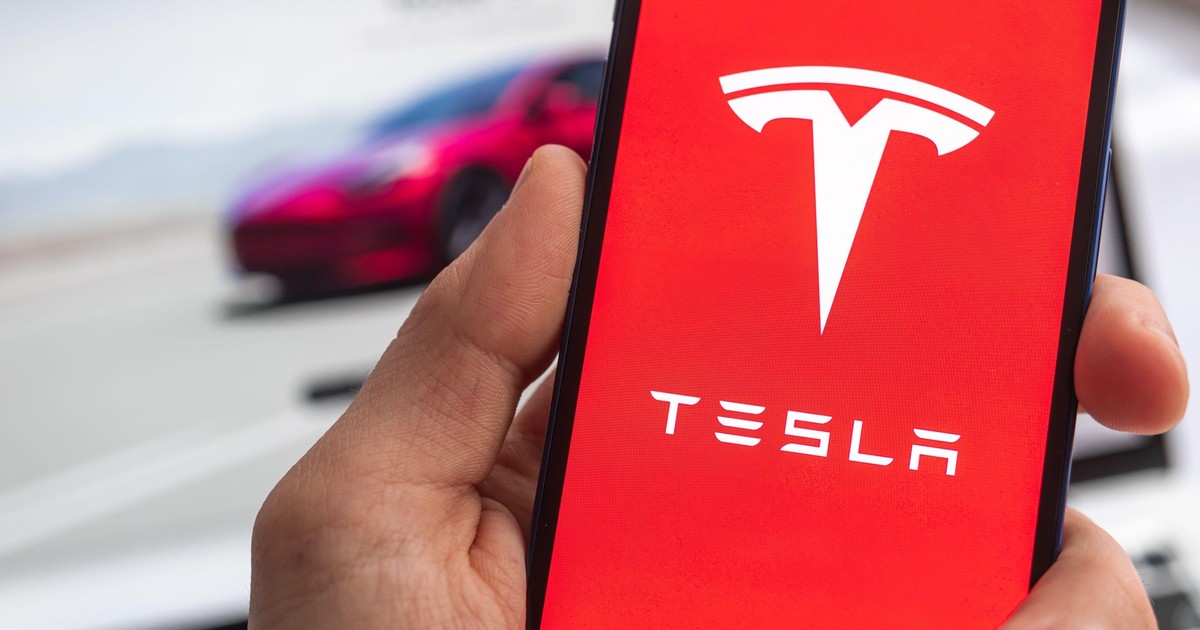 Logo-ul Tesla afișat pe ecranul unui telefon mobil