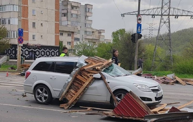 Furtuna cu vânt de peste 75 km/h a smuls acoperișuri și stâlpi în Iași: „Nu am fost avertizați, RO-Alert doarme”