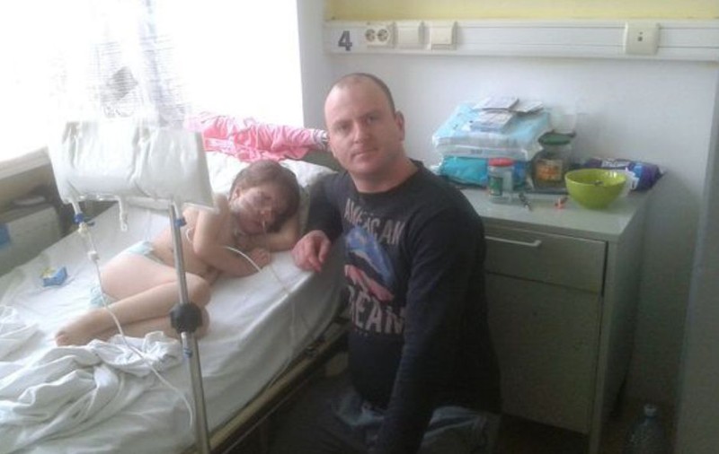 EXCLUSIV / Fetița snopită în bătaie de mama ei tremură de frică atunci când aude numele femeii