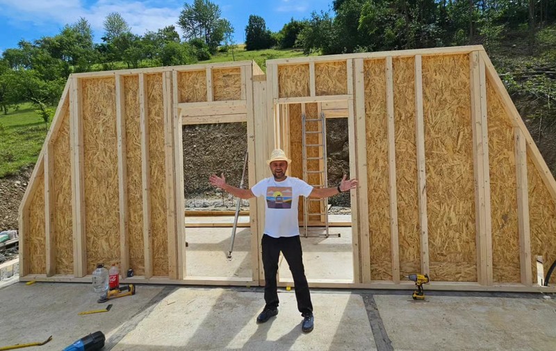 Cum arată casa lui Cosmin Seleși din Maramureș. Anul trecut a început construcția, iar acum a finalizat-o