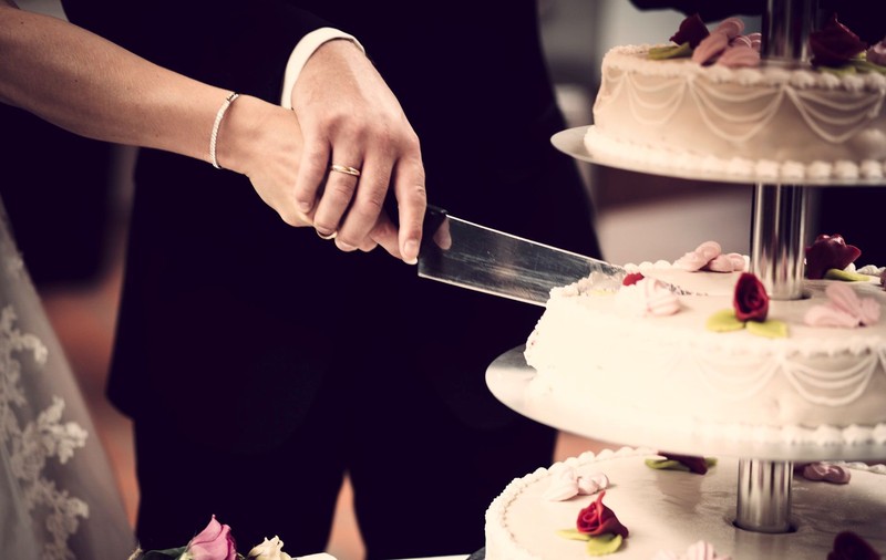 Mirii de la o nuntă au primit plicuri goale pentru că invitații au plătit dedicațiile lui Nicolae Guță. Proces inedit la Caransebeș