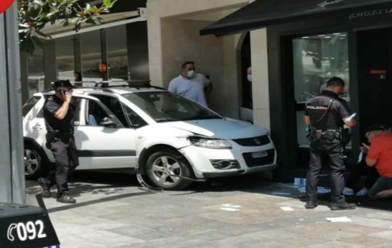 Mai multe persoane, rănite într-o stațiune din Spania, după ce o mașină a intrat într-o zonă pietonală