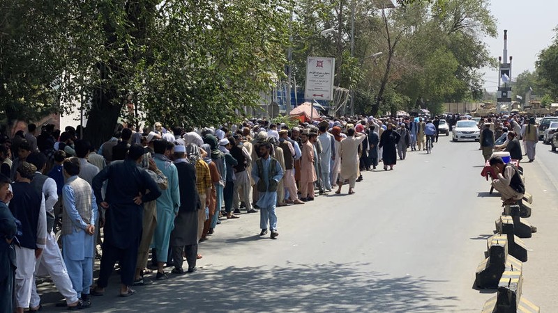 Oamenii au format cozi uriașe la bancomatele din Afganistan pentru a retrage bani | Foto: EPA