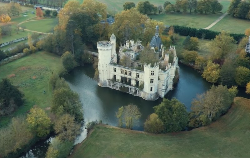 Peste 10.000 de persoane au devenit proprietarii unui castel din Franța. Cât a plătit fiecare