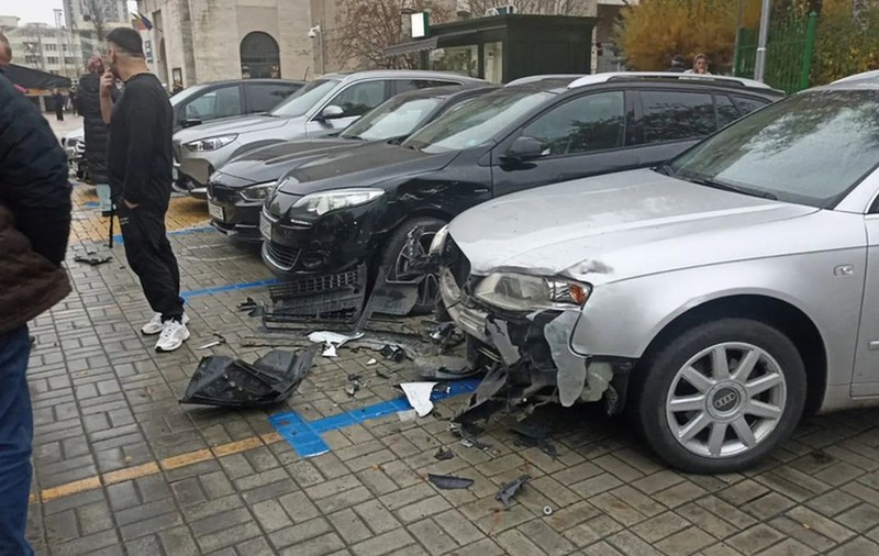 O şoferiţă a rupt o barieră și a lovit trei mașini, apoi s-a oprit în clădirea teatrului din Pitești