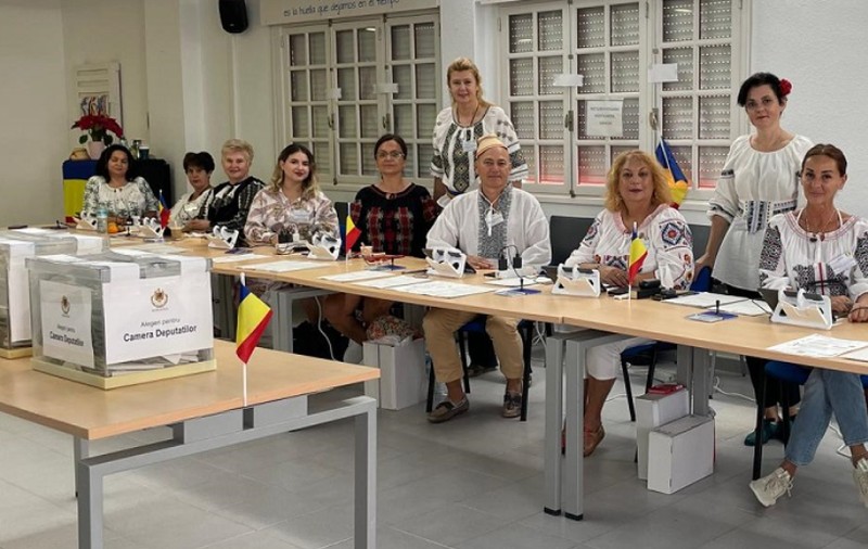 Membrii secției de votare din Tenerife s-au îmbrăcat în costume naționale: „Românii sunt foarte relaxați”