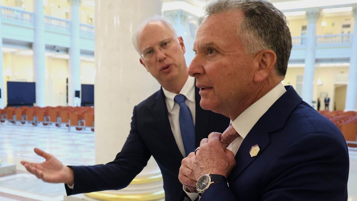 Steve Witkoff (primul din imagine), condus pe culoarele uni clădiri din Sankt Petersburg de către emisarul rus Kirill Dmitriev Foto: Profimedia