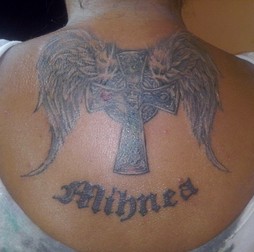 Camelia, mama lui Mihnea, și-a tatuat pe spate aripi de înger, o cruce și numele fiului ei, când micuțul a împlinit 7 ani