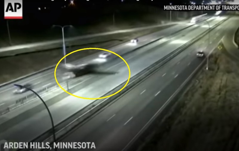 VIDEO | Un avion de mici dimensiuni a lovit o mașină după ce a aterizat pe o autostradă
