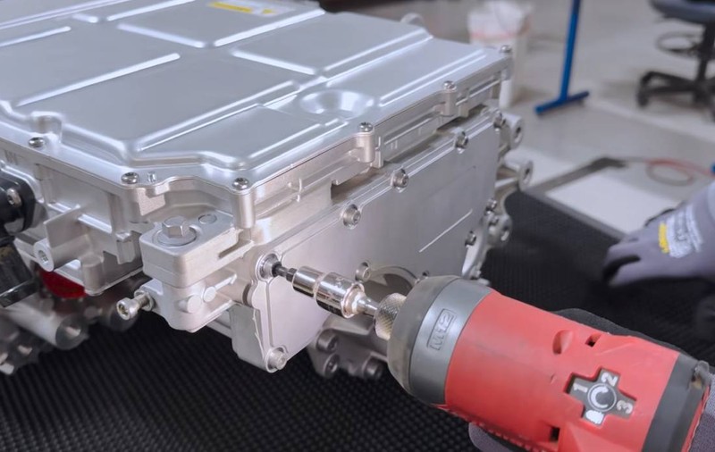 Americanii au desfăcut motorul electric de 84 kg al unei mașini BYD. Ce au găsit în interior i-a surprins: „Foarte inteligent” | VIDEO