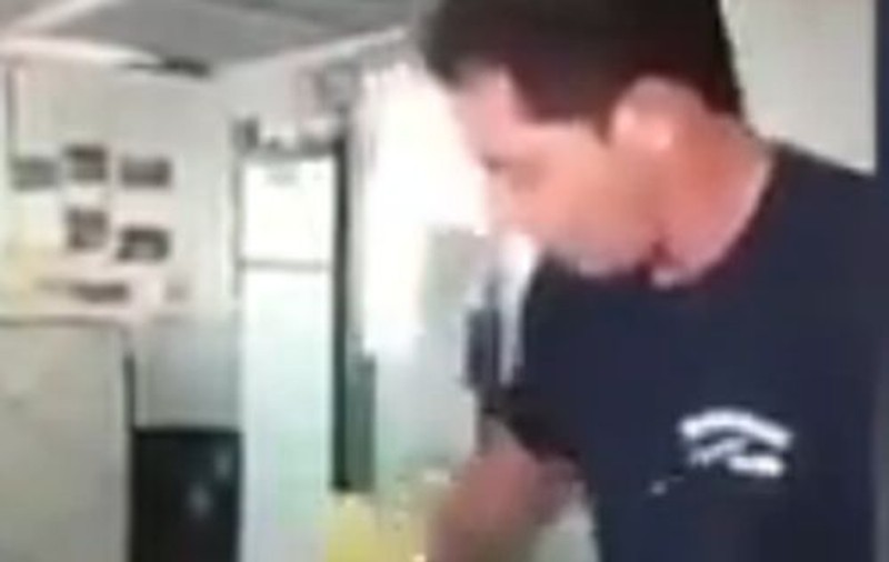 EL este NINJA al LĂMÂILOR! Cum taie TIPUL ĂSTA 140 de lămâi în doar UN MINUT! VIDEO FABULOS!