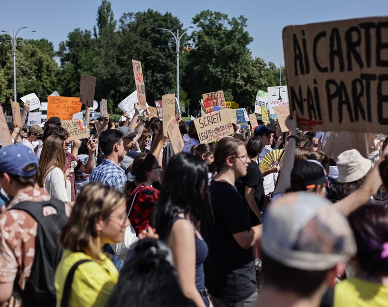 Studenții din toată țara protestează față de reducerea burselor: „Nu vă atingeți de burse!”