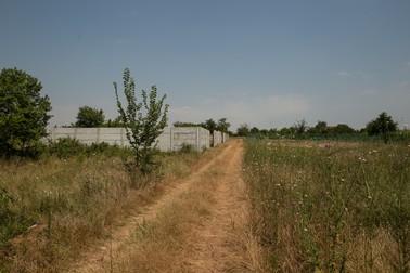 Un gard nou a apărut în spatele casei lui Dincă