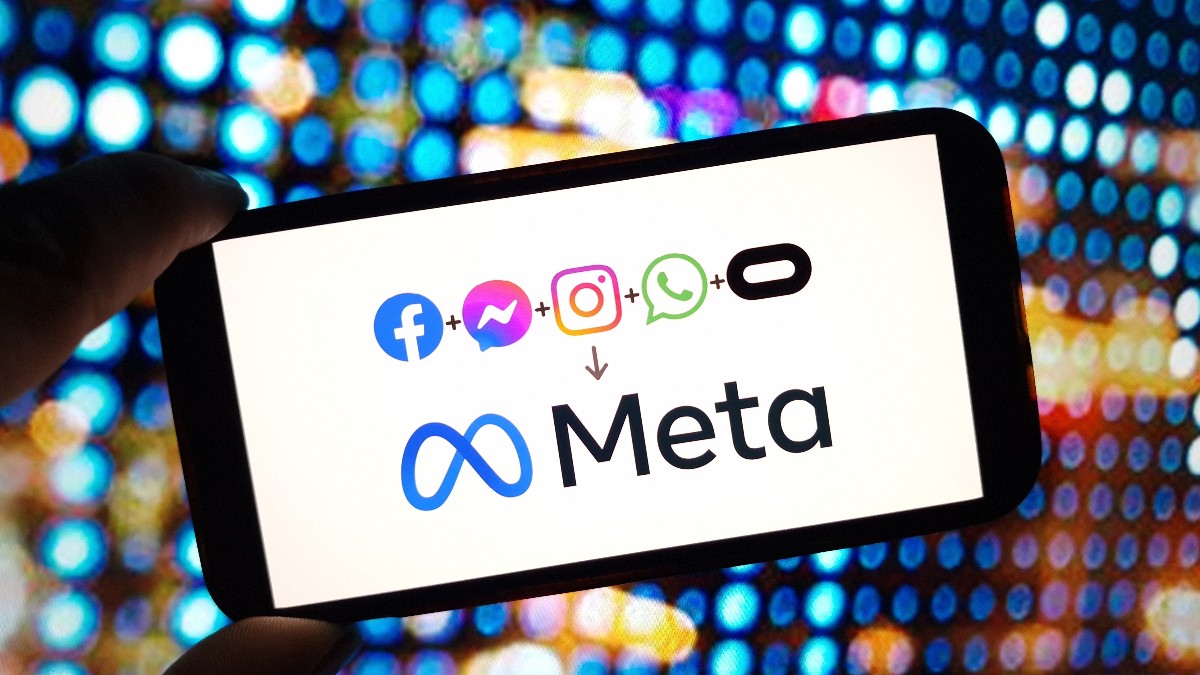 Logo-urile Facebook, Instagram și Whatsapp, pe ecranul unui telefon. Sub ele scrie Meta