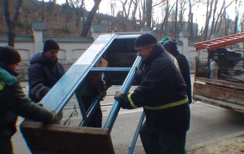 A început demolarea cabinelor telefonice din Capitală