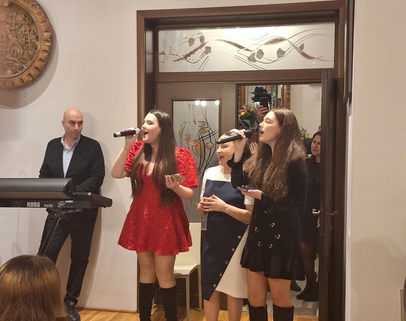 Imagini rare cu nepoatele Mariei Dragomiroiu. Au cântat la ziua bunicului lor