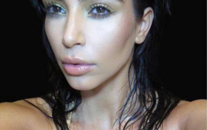 Kim Kardashian scoate CARTE de selfie-uri. Pe copertă sunt DOI SÂNI IMENȘI și... ea