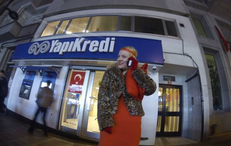 Află ce vedetă de la noi mănâncă internaţional fără să plătească