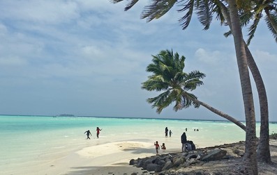 Femei și copii maldivieni la plajă