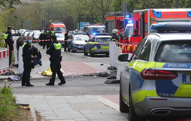 Poliția germană a împușcat mortal un bărbat care amenința șoferii cu un cuțit, la Hamburg