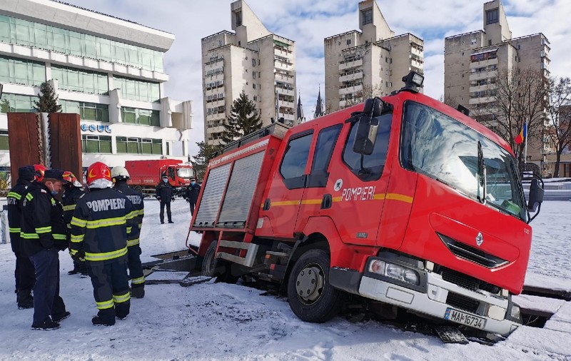 Două autoutilitare MAI au distrus și au rămas blocate într-o fântână arteziană din Satu Mare