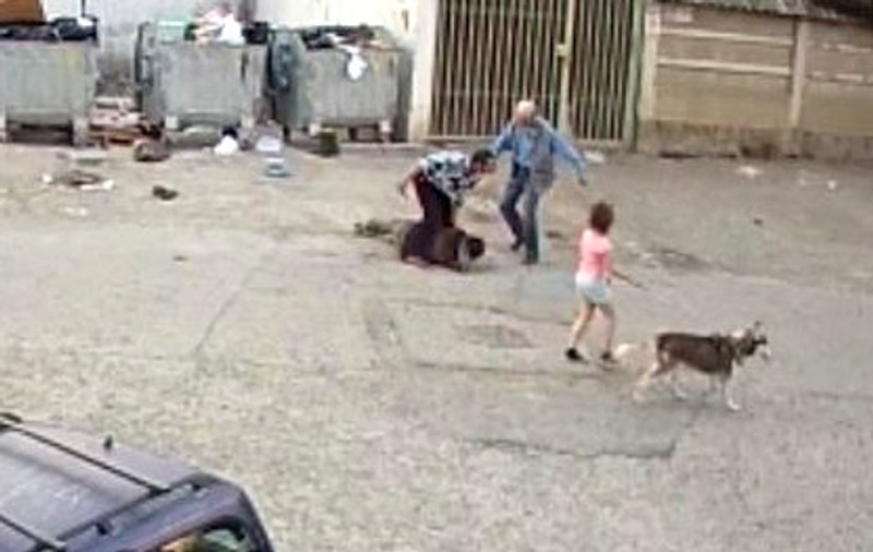 Om al străzii bătut de doi indivizi, la Bacău. Agresorii au fost filmați de camerele de supraveghere
