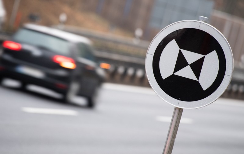 Indicatorul rutier pe care șoferii îl pot ignora complet: singurele 13 astfel de semne de circulație pot fi văzute doar pe autostrada A9, în Germania