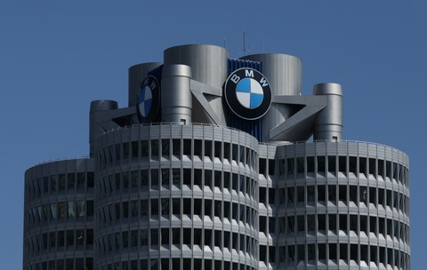 Logo-ul BMW pe clădirea companiei din Munchen. Foto: Getty Images.