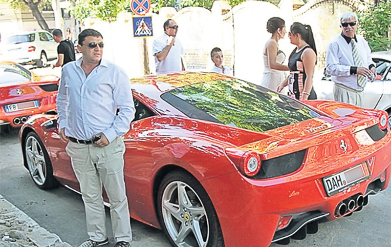 Rromii au blocat străzile cu bolizi de lux