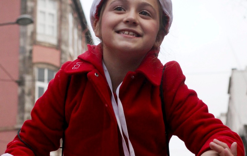 Moş Crăciun există! Şi-a luat toate neamurile şi a ieşit la plimbare pe străzi | FOTO