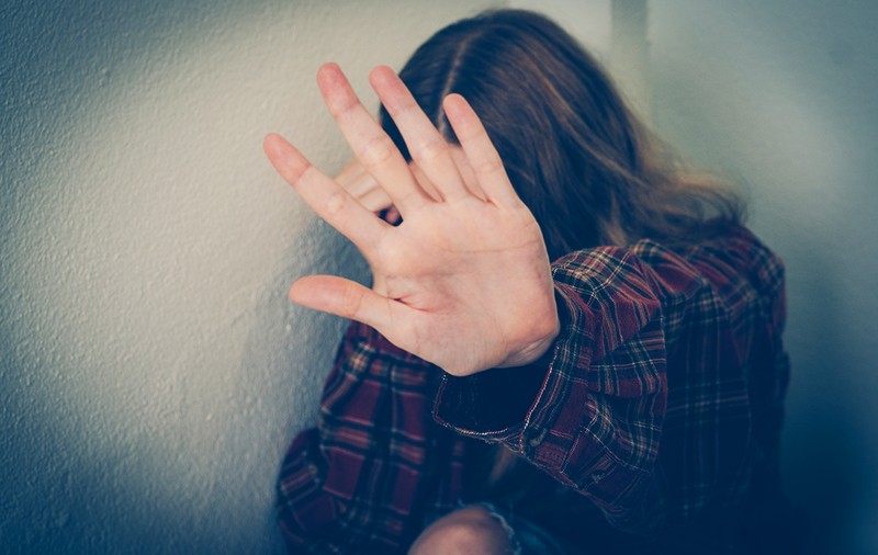 Adolescentă batjocorită de unchiul iubitului ei. Bărbatul a forțat-o să întrețină relații sexuale după ce nepotul său a plecat de acasă
