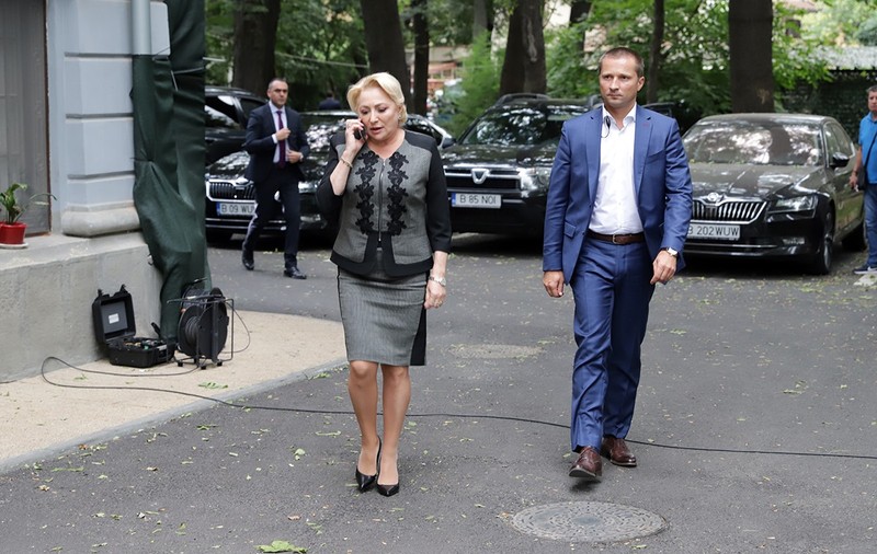 Dăncilă a băgat partidul în şedinţă şi şi-a anulat turneul electoral, pentru strategia la moţiunea de cenzură. Miron Mitrea, chemat să dea sfaturi, la sediul PSD