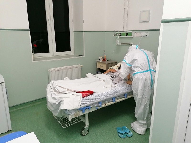 O asistentă administrează tratamentul de prânz