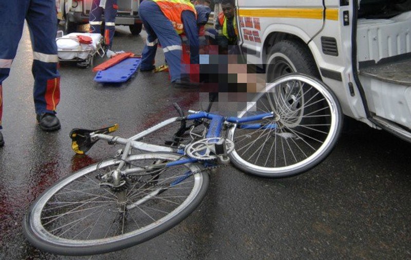 Un biciclist a murit într-un accident din cauza vântului puternic, în Timiș. S-a dezechilibrat și a fost călcat de o mașină