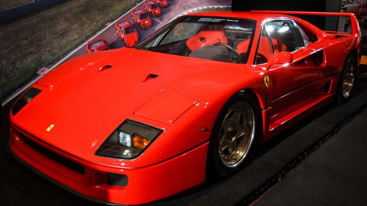Ferrari F50 GT roșu, la Salonul Internațional Auto Canadian 2024, februarie 2024