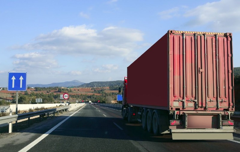 Un șofer român de TIR care transporta ouă în Italia a fost amendat cu 10.000 de euro, lăsat fără marfă și fără permis: „Un dezastru”