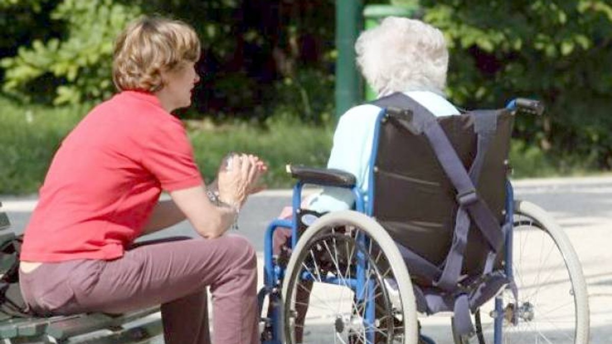 O româncă a primit casa bătrânei pe care a îngrijit-o în Italia! "Nepoții m-au abandonat, ea a avut grijă de mine!"