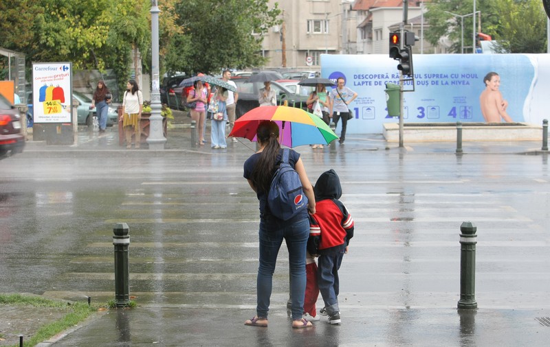Temperatura scade cu 10 grade, de la o zi la alta! După căldura de iunie, urmează răcoare de martie, apoi vin iar zile de vară