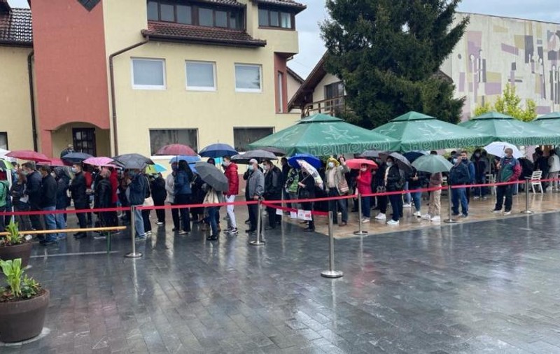 La Blaj, oamenii au stat la coadă în ploaie, după ce s-au epuizat vaccinurile. DSP a trimis doze suplimentare