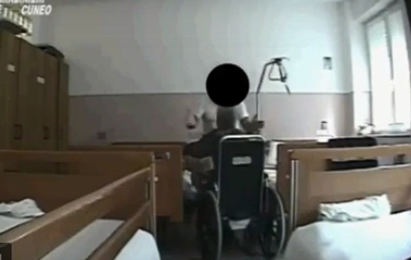 VIDEO | Două românce și un italian au bătut bătrânii pe care îi îngrijeau. Imaginile scandaloase au fost făcute publice