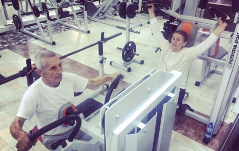 Un cuplu de bistrițeni face sport în ciuda vârstei. La 80 de ani, soții Moțoc merg la sala de fitness