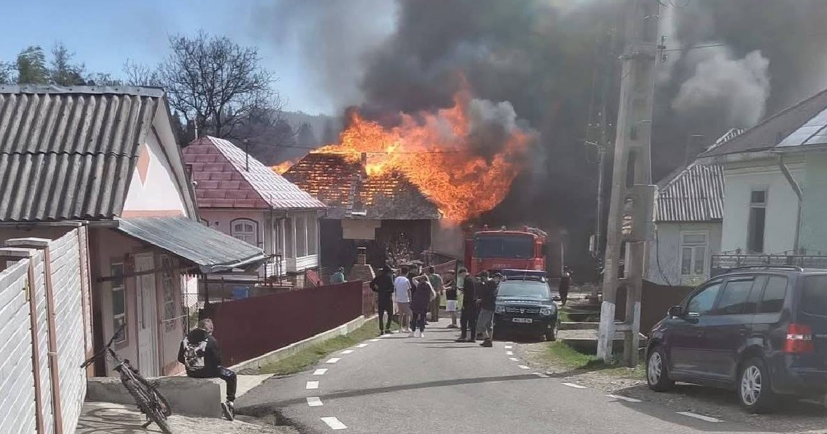 Flăcări violente au cuprins mai multe case de lemn din Vrancea