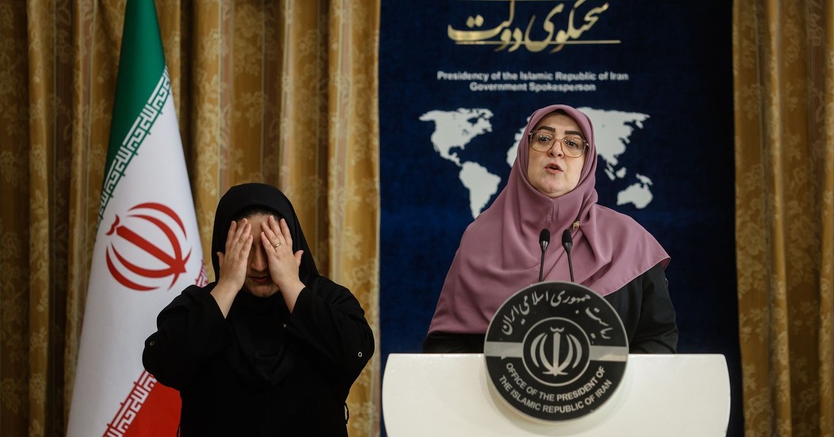 Fatemeh Mohajerani, purtătoarea de cuvânt a Guvernului iranian, în timpul unei conferințe de presă Foto: Profimedia