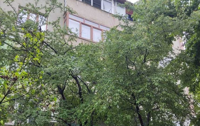 Un bărbat s-a aruncat de la etajul 4 al unui bloc din Drobeta-Turnu Severin