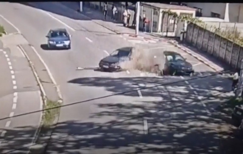 VIDEO | Momentul în care o femeie este lovită din plin de o mașină pe o stradă din Sibiu. Victima a ajuns la spital. Imagini cu impact emoțional