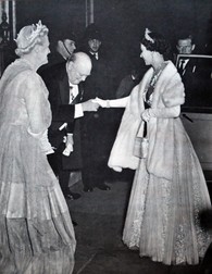 Winston Churchill a fost ridicat la rangul de cavaler de catre regina Elisabeta a II-a, în 1953. Foto: Profimedia