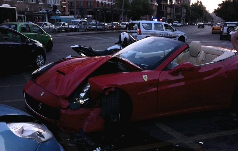 Adrian Minune A FĂCUT ACCIDENT! Cântăreţul s-a ales cu maşina DISTRUSĂ | FOTO