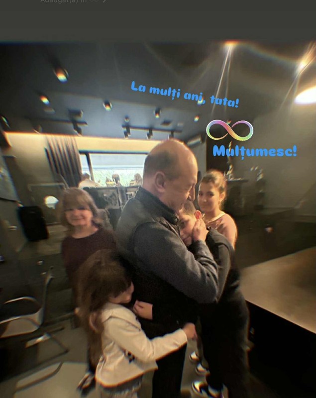 Imaginea cu Traian Băsescu îmbrățișat de nepoți de ziua lui de naștere. A împlinit 74 de ani și a sărbătorit în familie