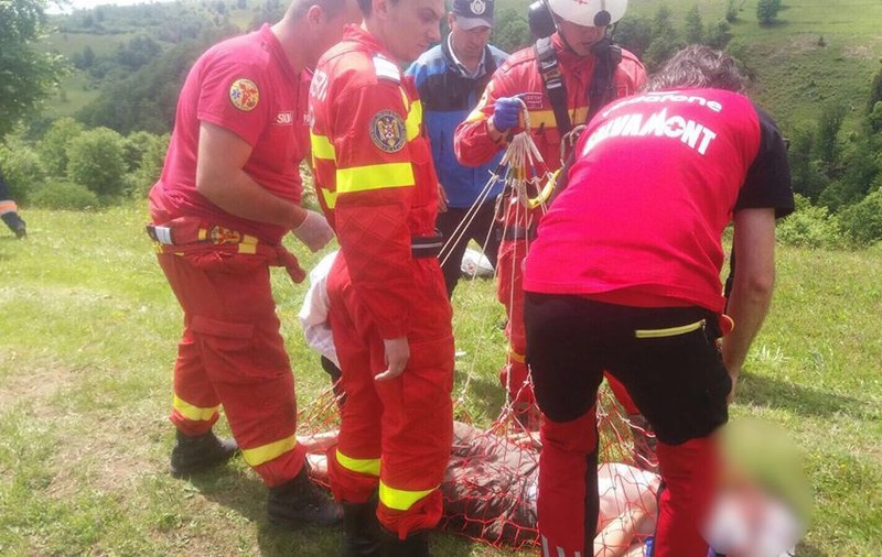 FOTO&VIDEO/ Misiune de salvare în Munții Rodnei. Un adolescent a fost grav rănit într-un accident produs într-o zonă greu accesibilă