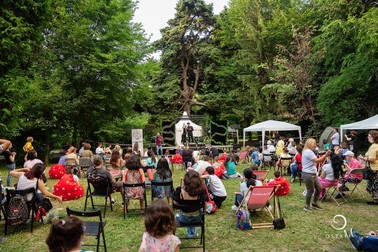 La acest spectacol, publicul se poate plimba printre scaune. Ba chiar se poate urca pe scenă, lângă actori. Copiii cu dizabilități au nevoie de asta, spune Oana Popa. Foto: Ostafi Photography